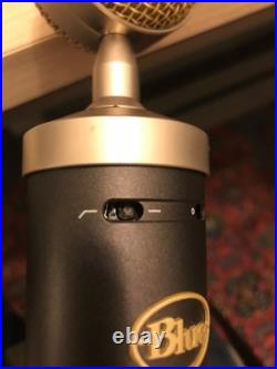 Blue Baby Bottle Large Diaphragm Condenser Microphone with Wooden Case Blue Baby Bottle Large Diaphragm Condenser Microphone with Wooden Case