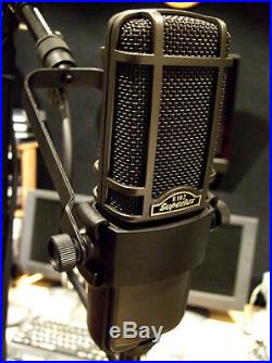 Superlux R102 Ribbon microphone + cradle + XLR lead